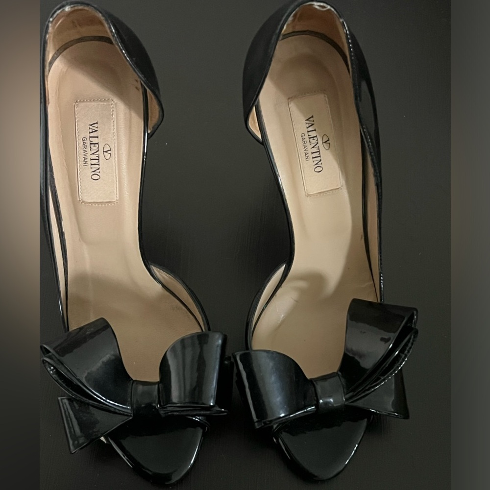 LIKE NEW Valentino Classic Bow Patent Leather Pumps Black 37.5